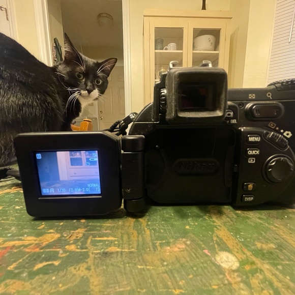 Like New Nikon Coolpix 5700 Point & Shoot Camera - Picture 2 of 10